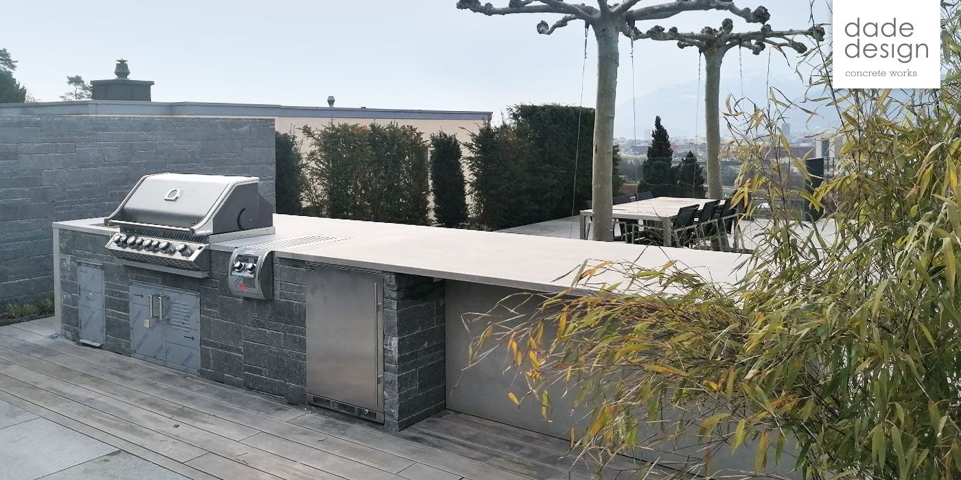 Cucina da esterno in cemento con elettrodomestici e accessori | dade design