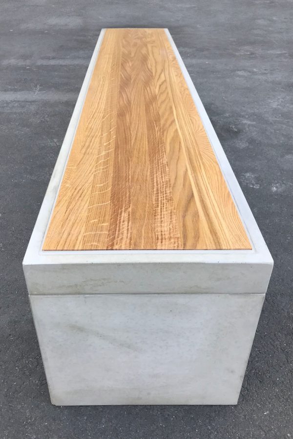 Sitzbank aus Beton mit Holzabdeckung in Eiche geölt - dade design